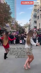 Sokak ortasında Ankara havası oynayan kadınlar büyük ilgi çekti