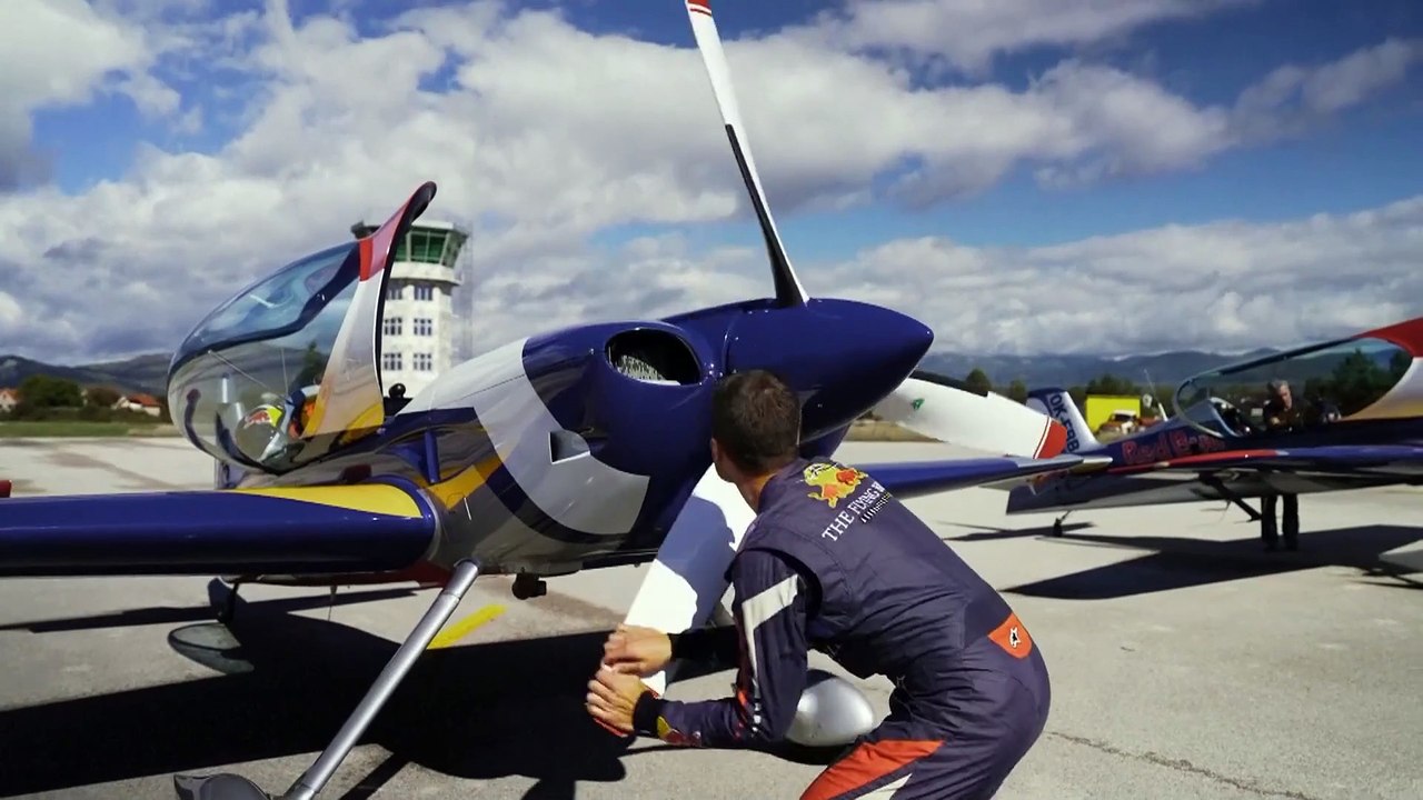 Czech Flying Bulls fliegen kopfüber um höchste Eisenbahnbrücke Europas