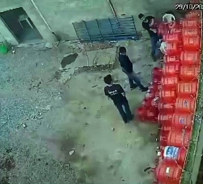 Damacanaları düşürmeden dizmeye çalışan 3 arkadaşın yaptığı hareket, sosyal medyada gündem oldu.