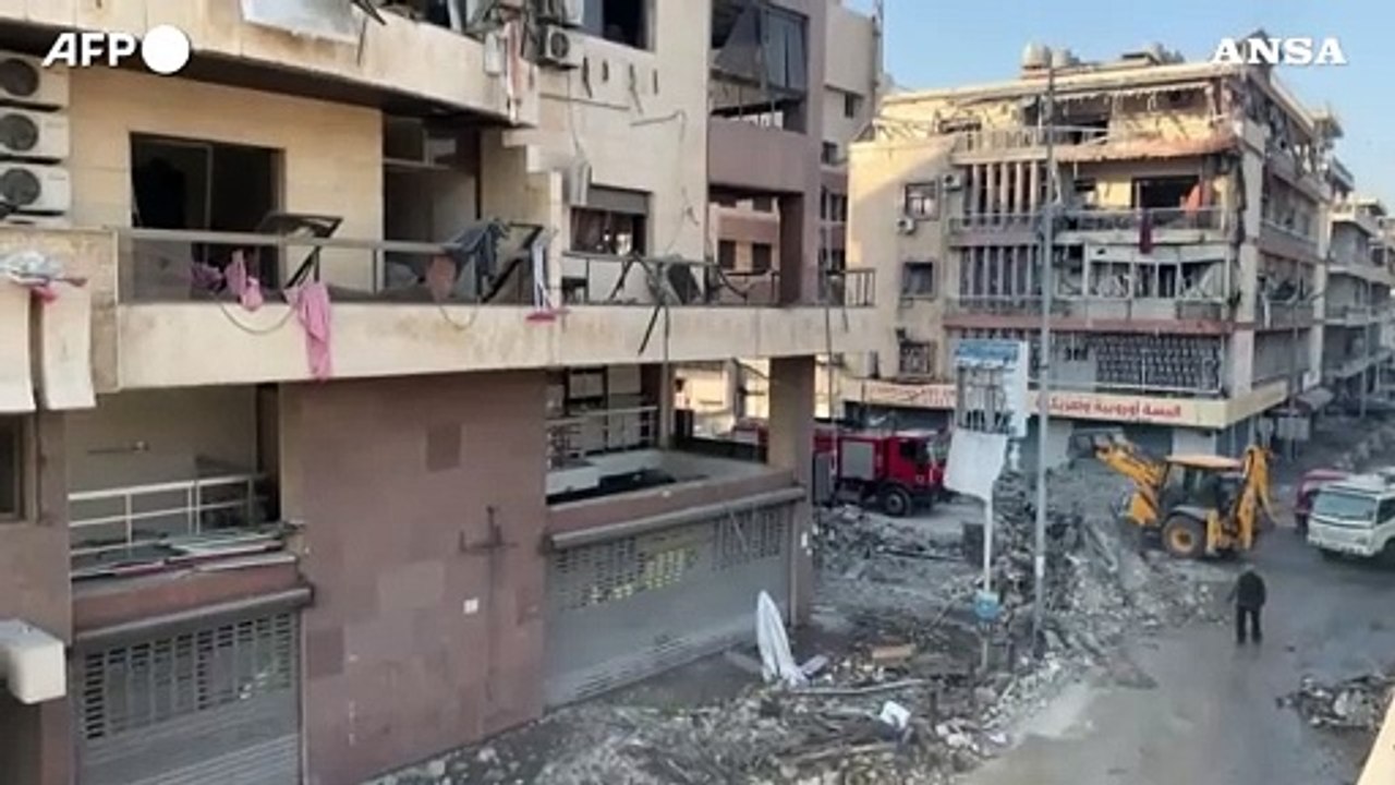 Libano, raid notturni israeliani sulla periferia sud di Beirut: danni e macerie