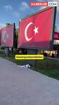 Esenyurt'ta Ahmet Özer'in fotoğrafları bilboardlardan kaldırılıp yerine Türk Bayrakları asıldı