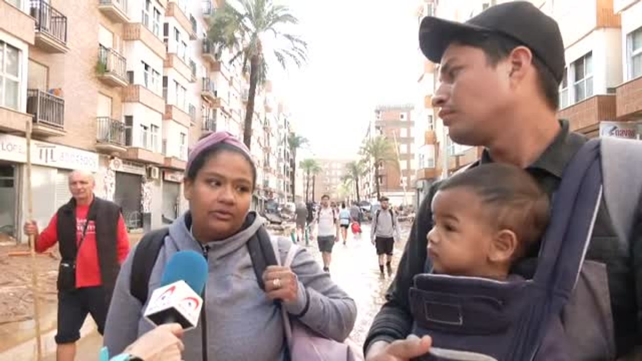 Decenas de familias abandonan Paiporta