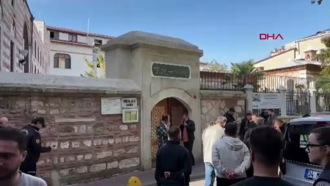 Fatih'te cami avlusunda silahla havaya ateş edip kaçtı