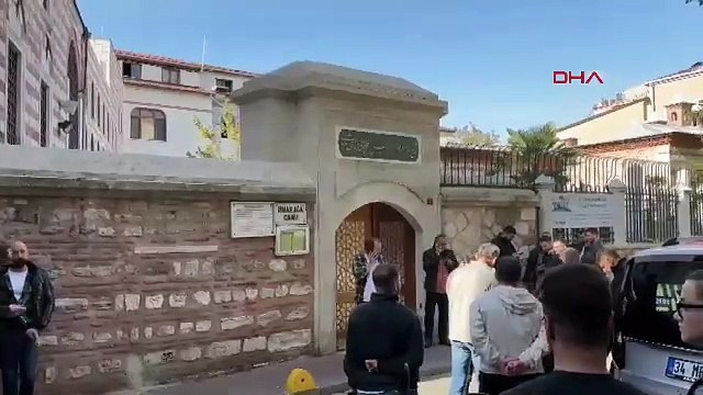 İstanbul - Fatih'te cami avlusunda silahla havaya ateş edip kaçtı-1