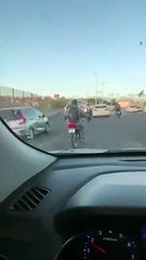Motociclista quase bate cabeça em poste durante discussão de trânsito em Salvador