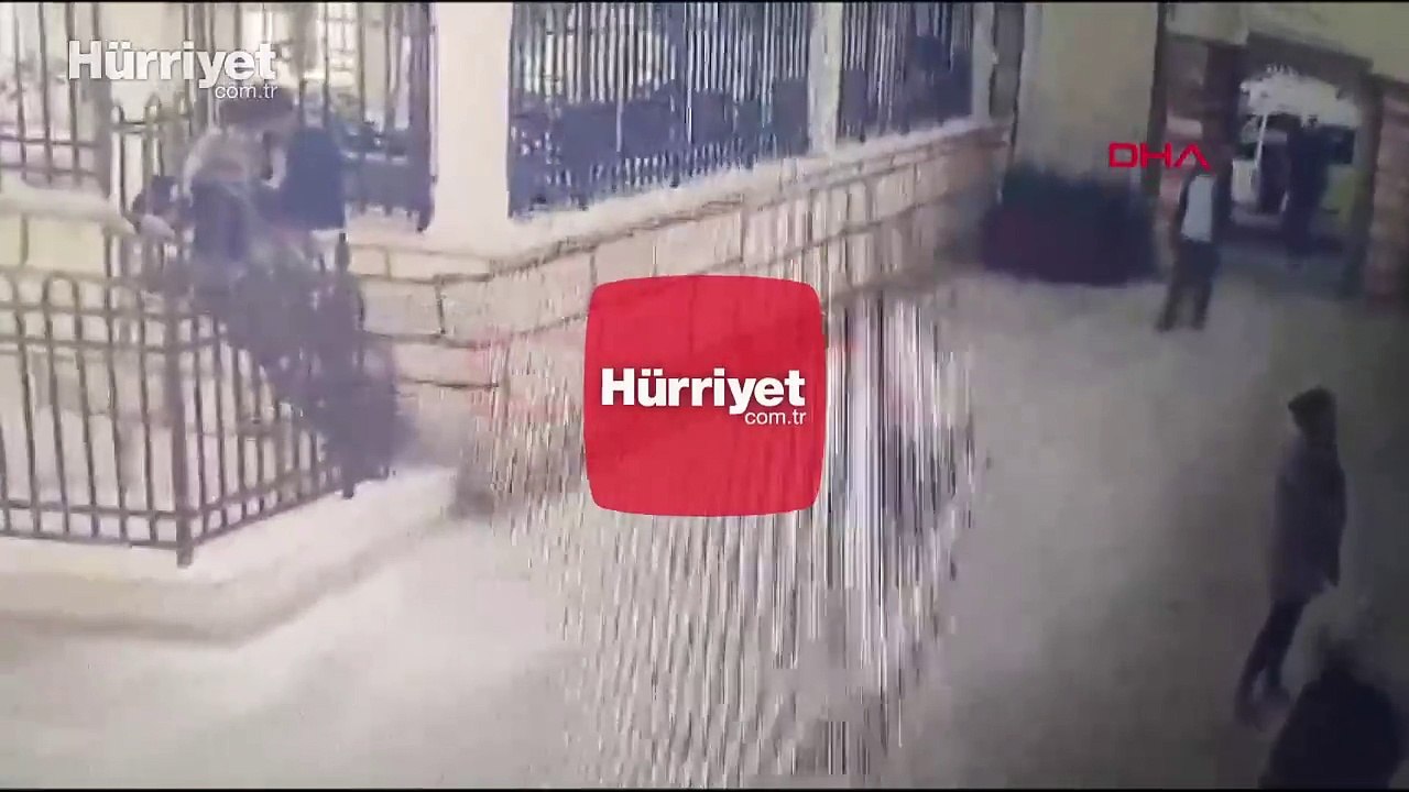 Fatih'te bir kişi cami avlusunda silahla havaya ateş edip kaçtı!