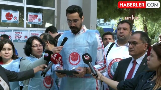 İzmir'de Ege Üniversitesi Tıp Fakültesi'nin Yemekleri Pilav, Ayran Dağıtılarak Protesto Edildi