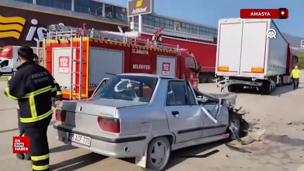 Amasya'da 2 kişinin yaralandığı trafik kazası güvenlik kamerasına yansıdı