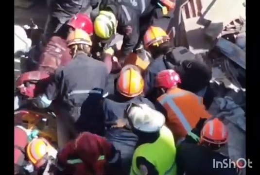 Rescatan a una mujer mayor que estuvo atrapada 10 horas en los escombros