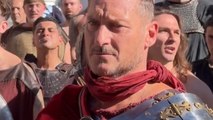 Totti si traveste da gladiatore al Lucca Comics. E il pubblico gli dedica un coro...