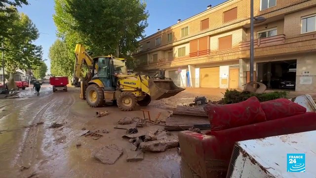 España: con palas y tractores, habitantes de Utiel limpian los estragos dejados por las inundaciones