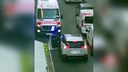 İstanbul-Küçükçekmece’de otomobil sürücüsünün ambulansa yol vermediği anlar kamerada