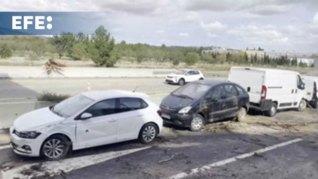 Coches en las cunetas y vías destrozadas: el panorama que encuentran los voluntarios camino de Valencia