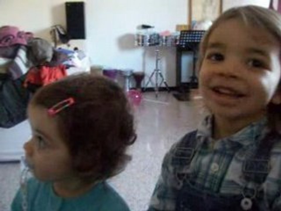 Tom et lola chantent avec papa noel100_1401