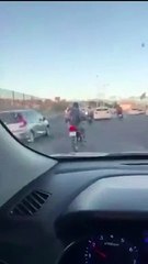 Por discutir con el conductor de un auto, motociclista se choca y resulta herido 