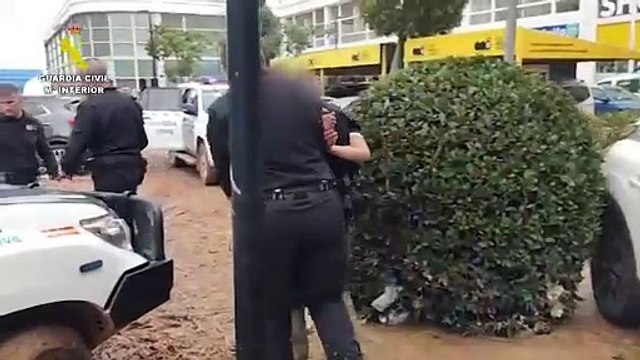 Militares e voluntários chegam em Valência; polícia prende autores de saques