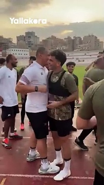 عناق حار.. عبدالواحد السيد مدير الكرة بالزمالك ينشر فيديو مع لاعبي الفريق قبل انطلاق الموسم