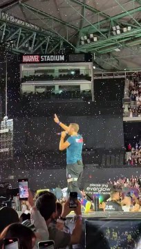 Chris Martin cai em alçapão durante show do Coldplay;