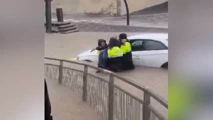 Rescatan con éxito a un hombre atrapado en su coche por la DANA en Barcelona