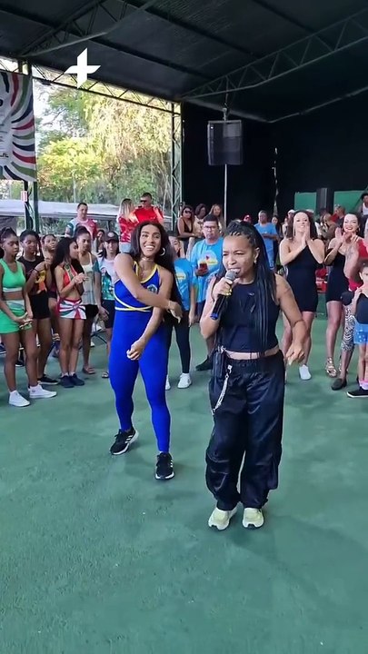 Rainha de bateria do carnaval do Rio de Janeiro foi a grande atração do primeiro dia de SambaSinos