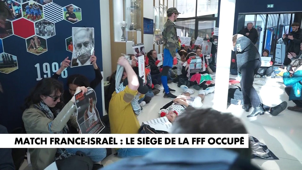 Des militants propalestiniens protestent dans les locaux de la FFF
