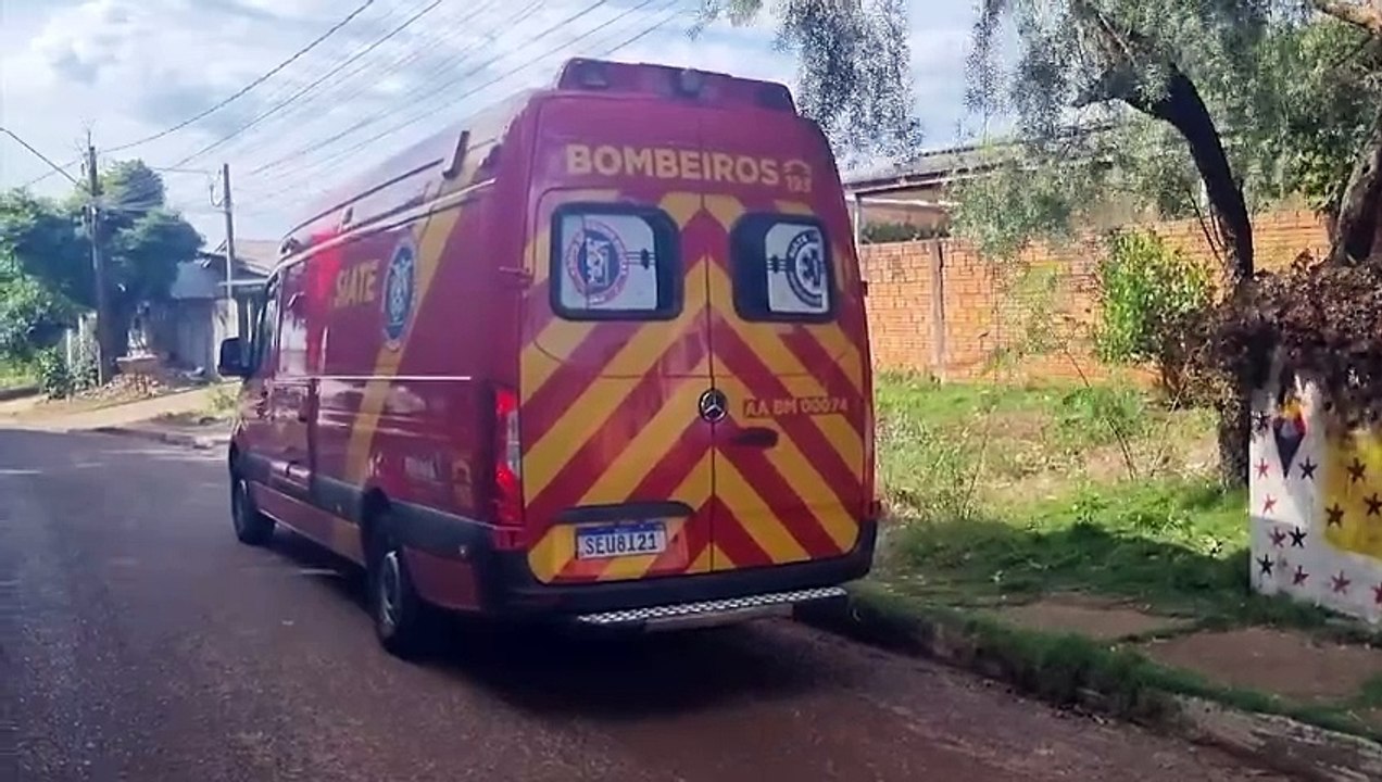 Enquanto fazia reparos no telhado, morador sofre queda na Rua São Roque