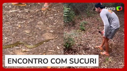 Luan Santana é surpreendido por sucuri enquanto caminha de chinelo no Pantanal de MS