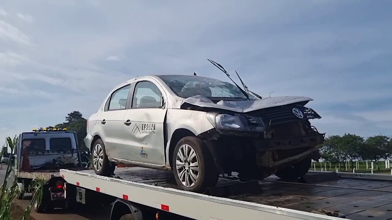 Condutor perde o controle e cai com Voyage em barranco na BR-163 em Cascavel