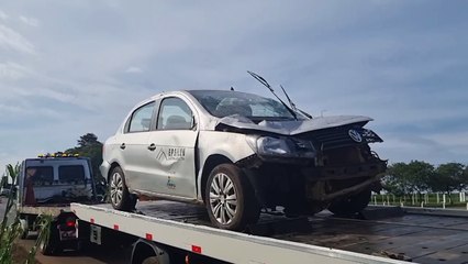 Condutor perde o controle e cai com Voyage em barranco na BR-163 em Cascavel