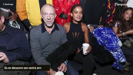 Narah Baptista affiche son ventre sur une plage de rêve, la compagne de Vincent Cassel va-t-elle accoucher à l'étranger ?