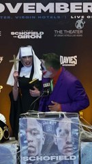 Oscar de la Hoya lleva a su novia vestida de monja para Halloween a la conferencia de prensa de la pelea entre Floyd Schofield y René Telles