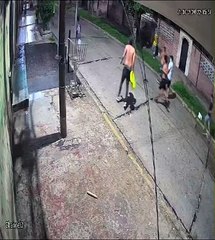Video: Hincha utiliza un arma de fuego en enfrentamiento de barras en Montero