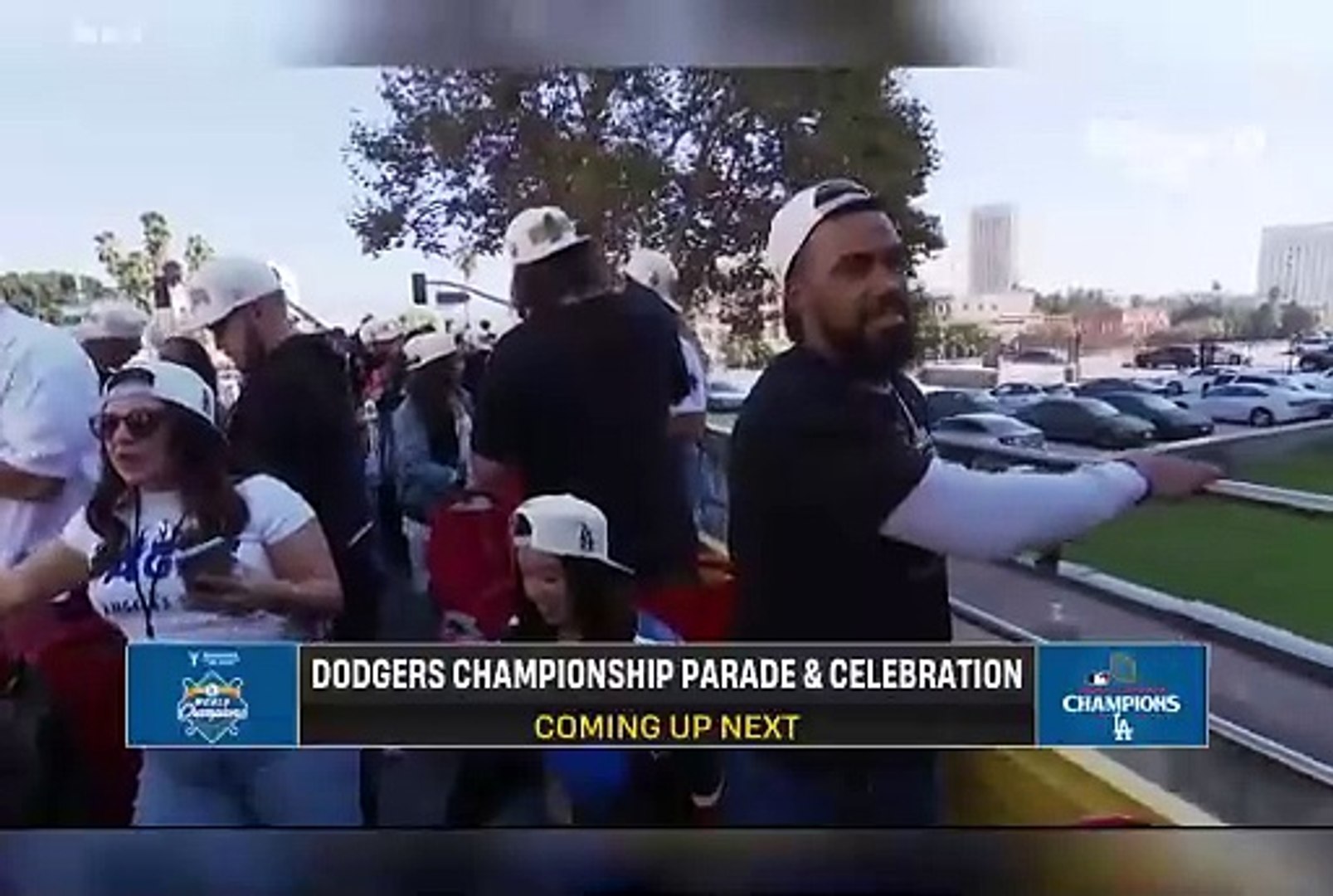 Los fanticos de Los Angeles Dodgers cantan el Happy Birthday a la leyenda recientemente fallecida Fernando Valenzuela.