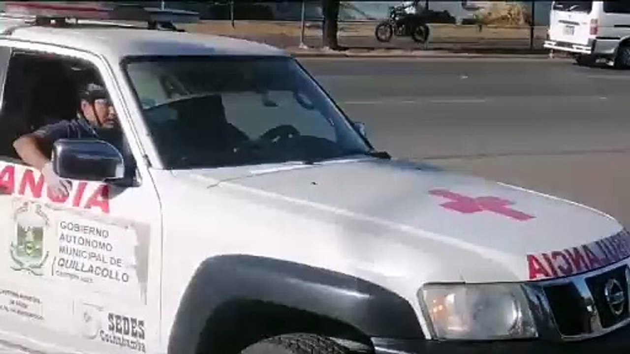 "Efectivos policiales heridos llegan a la Caja Nacional de Salud"