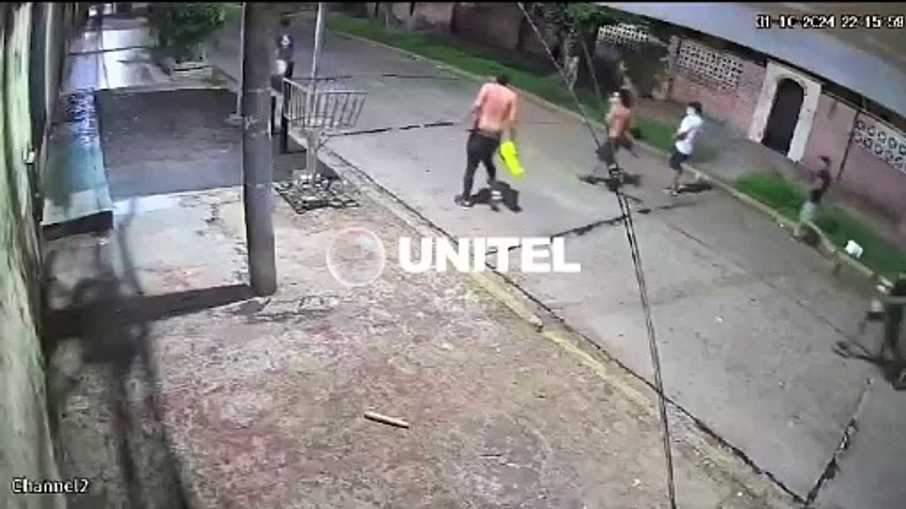 Video: Hincha utiliza un arma de fuego en enfrentamiento de barras en Montero