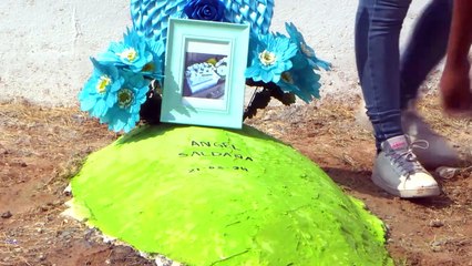 Recuerdos y flores: Familias de San Buenaventura honran a sus seres queridos por el Día de Muertos