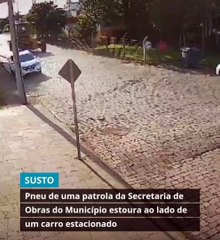 Pneu de patrola estoura e danifica carro estacionado