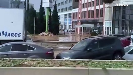 Maltempo in Spagna, veicoli accatastati a Valencia dopo l'alluvione