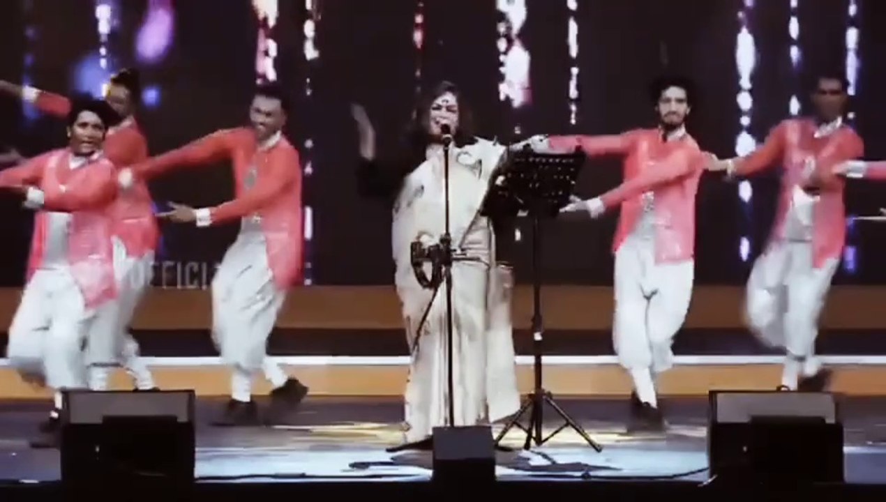 MOVIE - AYE DIL HAI MUSHKIL - SONG,BULLEYA" LIVE STAGE PERFORMANCE, SINGER_USHA UTHUP, LOVELY VOICE