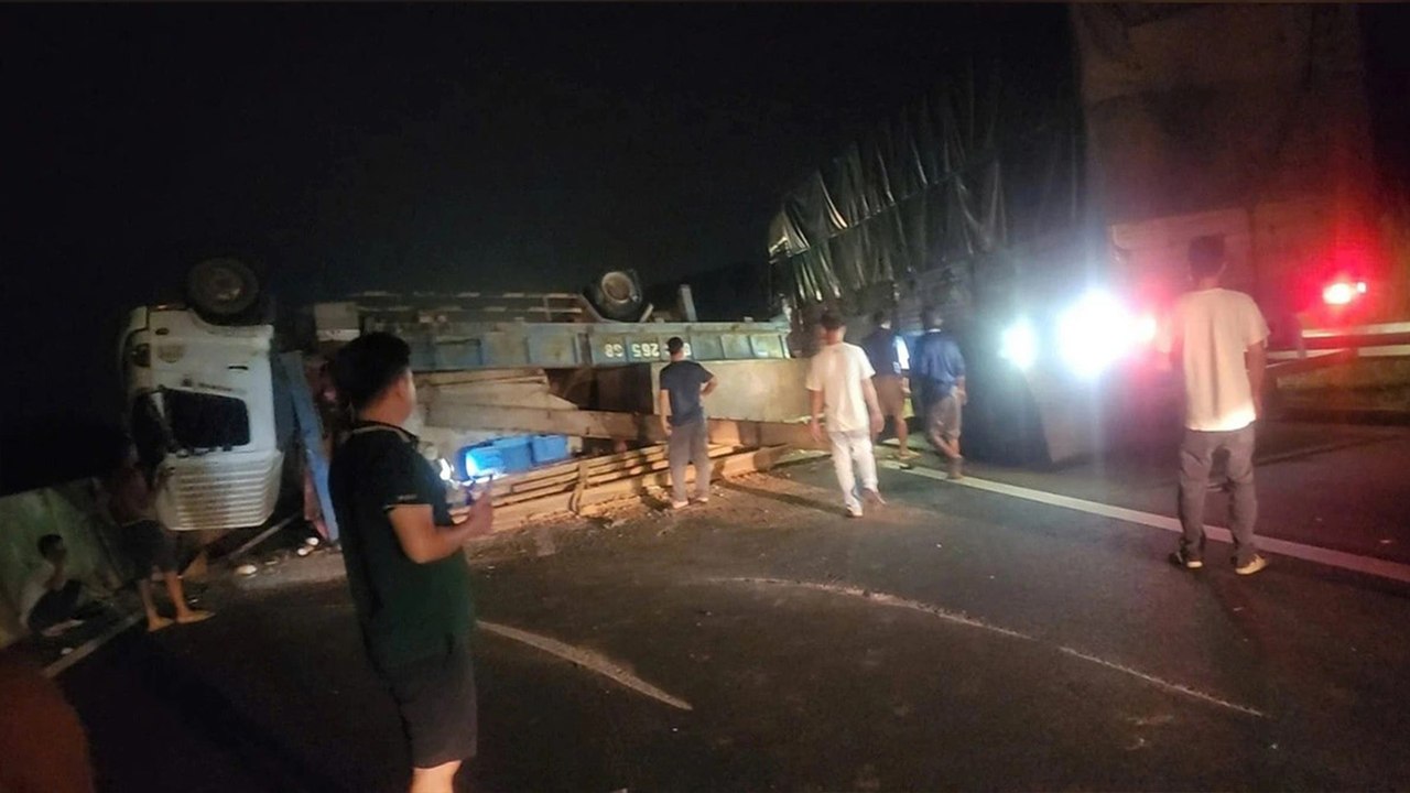 Phan Thiết: Xe tải nổ lốp lật ngửa chắn ngang đường