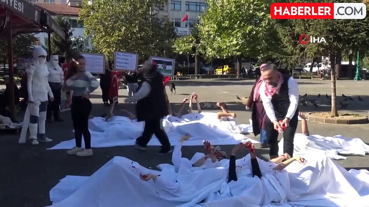 Üniversite Öğrencilerinden Filistinli Çocuklar İçin Kefenli Protesto