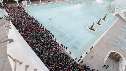 La Generalitat Valenciana coordina a la marea de voluntarios: 15.000 personas se han presentado para ayudar