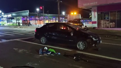 Voyage capota depois de atingir palmeira no centro de Cascavel