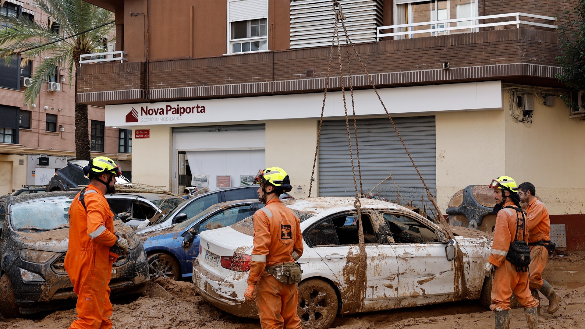 Alegra tras el anuncio de que han encontrado una persona con vida en un coche 3 das despus de la DANA