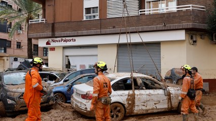 Alegría tras el anuncio de que han encontrado una persona con vida en un coche 3 días después de la DANA