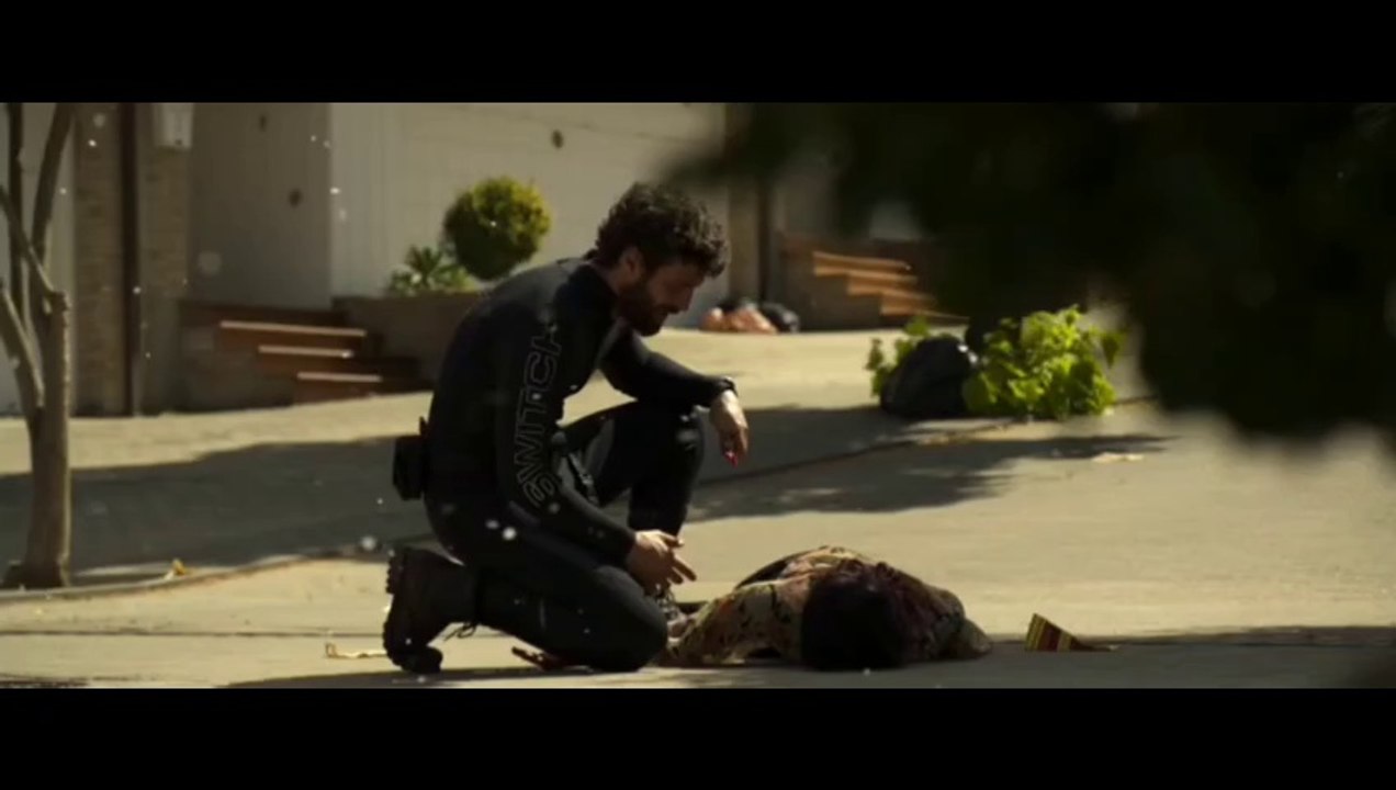 Apocalypse Z: The Beginning of the End (2024) Film Manel Escaping scene