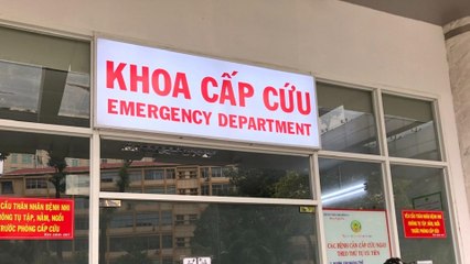 Kinh hãi bé trai suýt mất mạng vì hơn 100 con giun làm tắc ruột