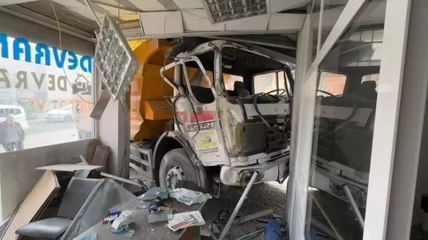 Avcılar’da kontrolden çıkan kamyon iş yerine daldı