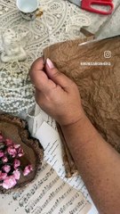 Turning Paper Bags into Beautiful Flowers via: @irenesarranheira