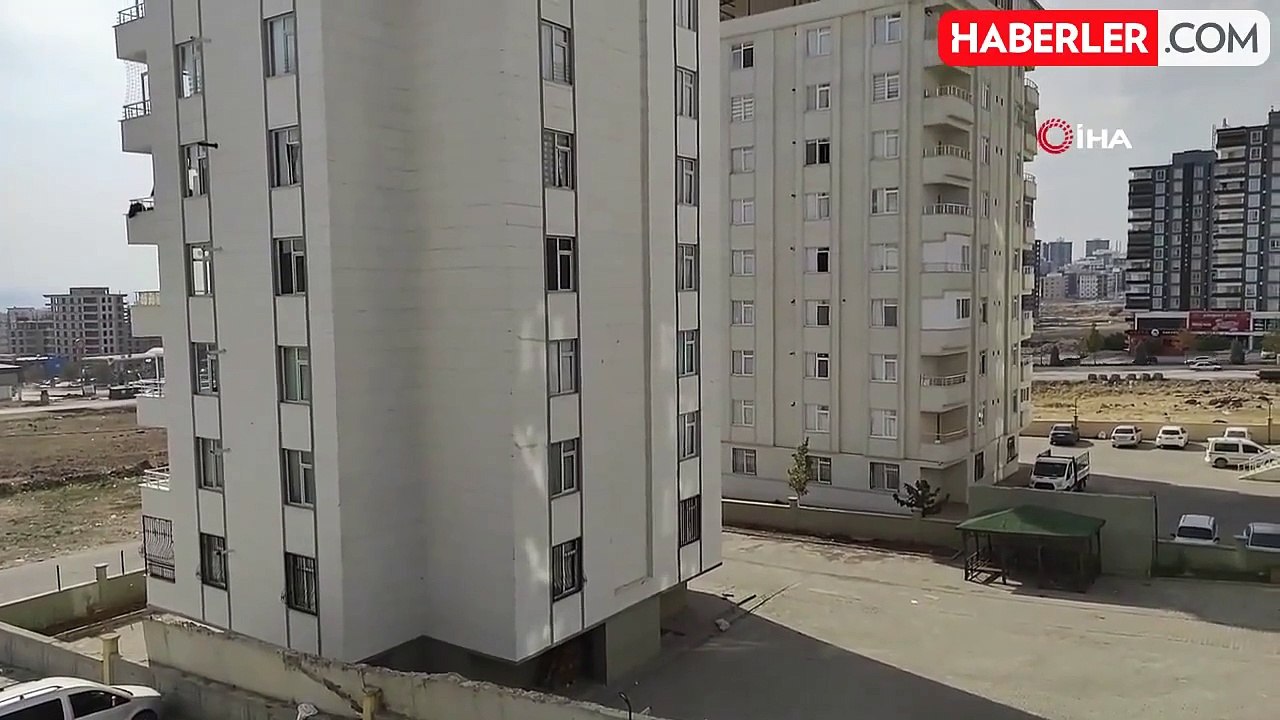 Merdiven Boşluğuna File Takarken Düşen Öğretmen Hayatını Kaybetti